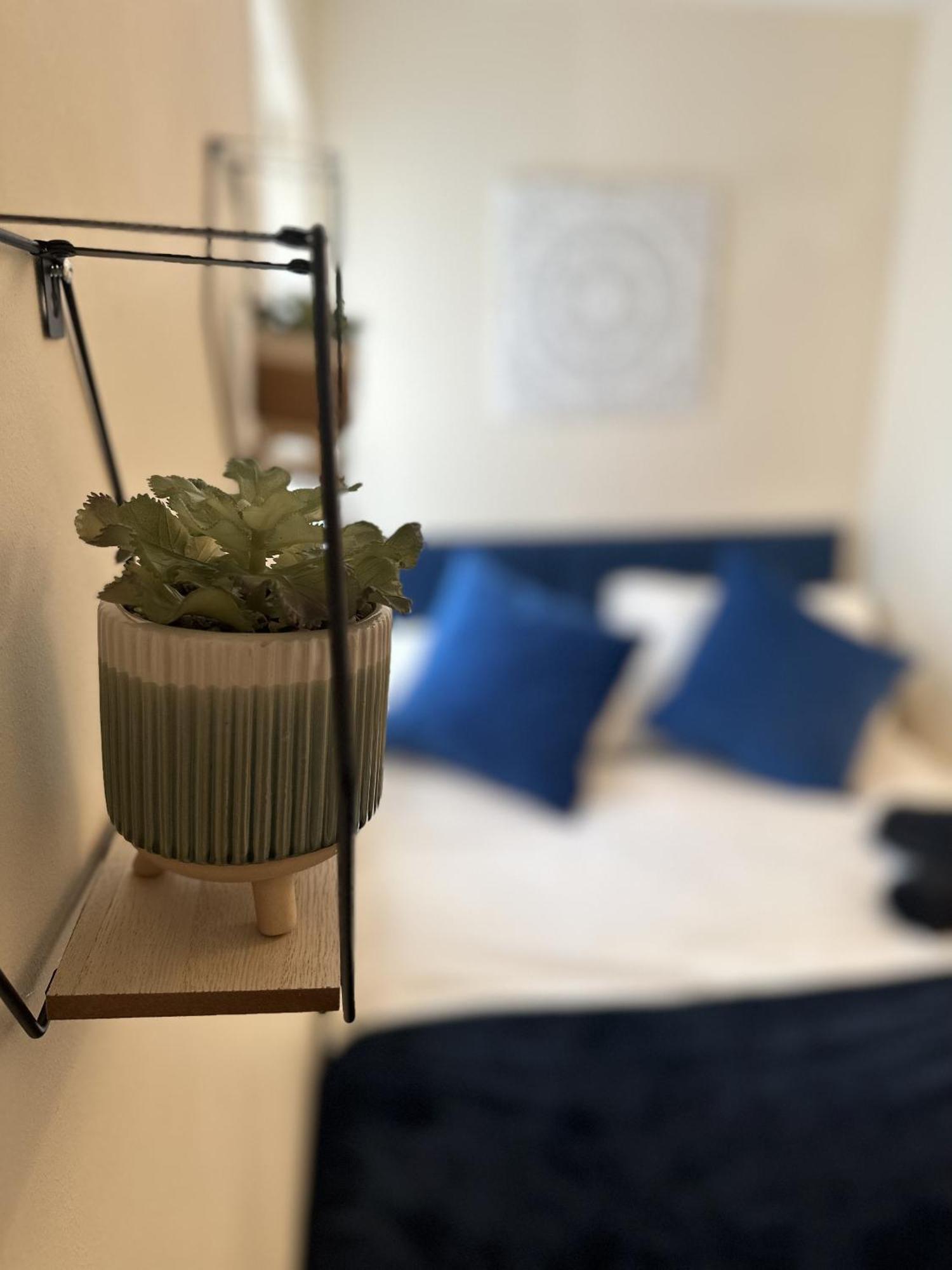 2 Bdr City Centre Apartment With Parking Cardiff Exterior foto